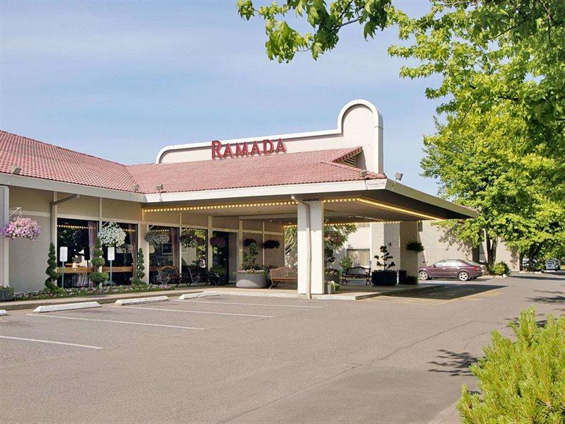 Ramada By Wyndham Airport 3*