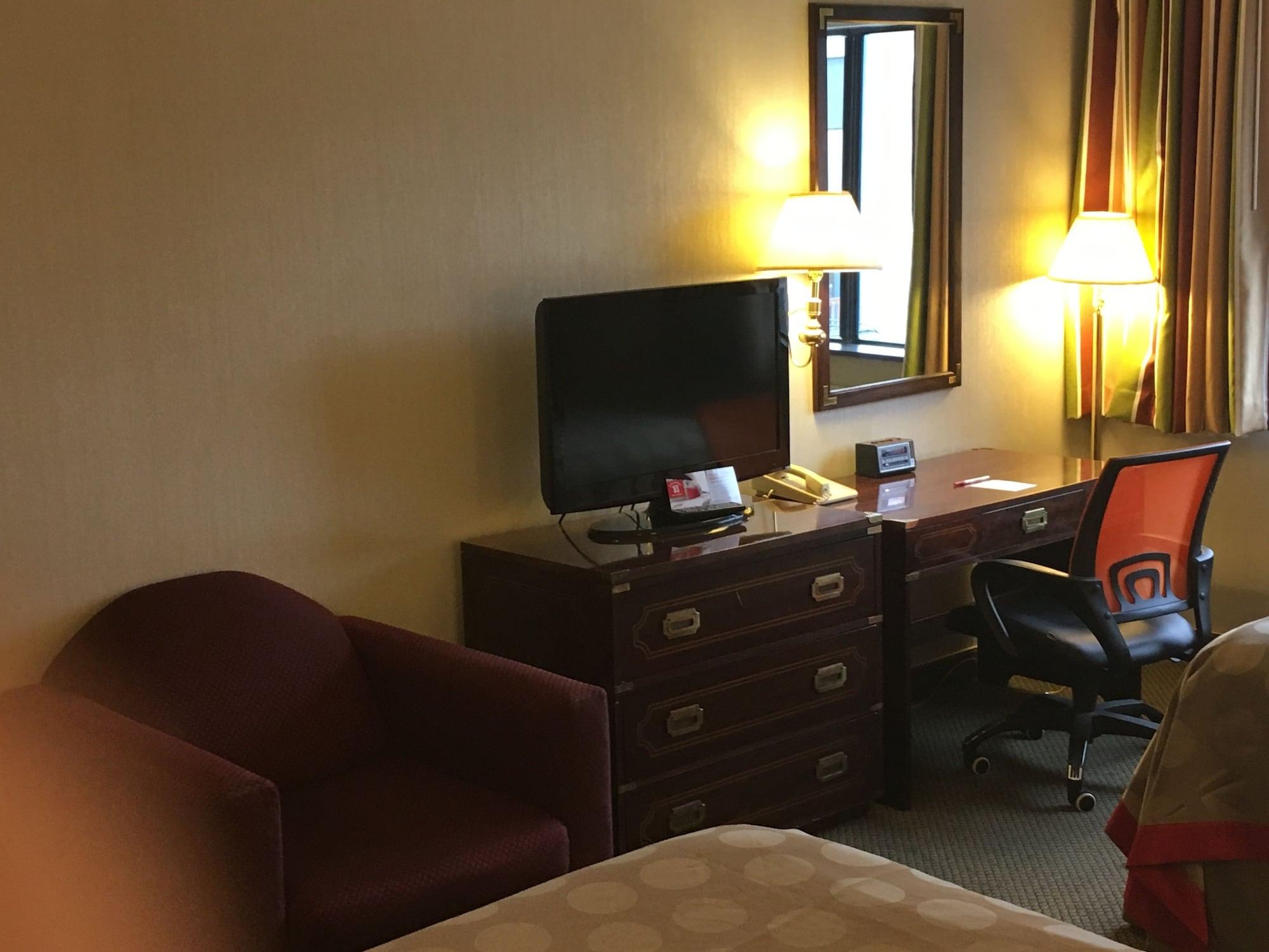 Ramada By Wyndham Airport 3*