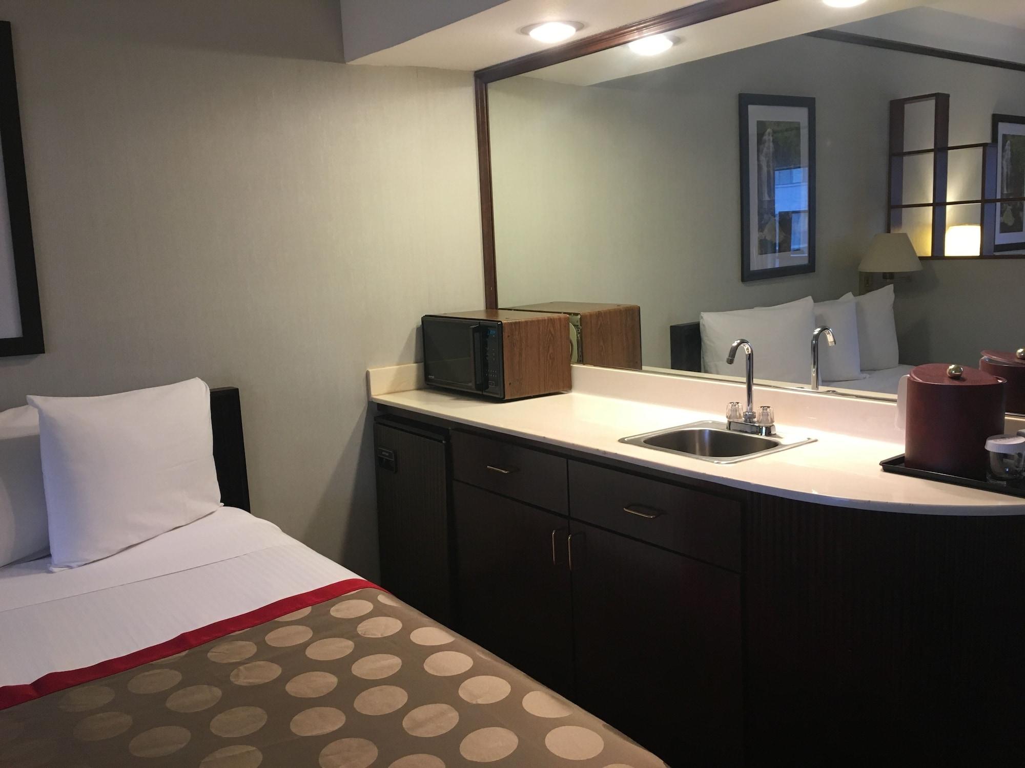 Hotel Ramada By Wyndham Airport