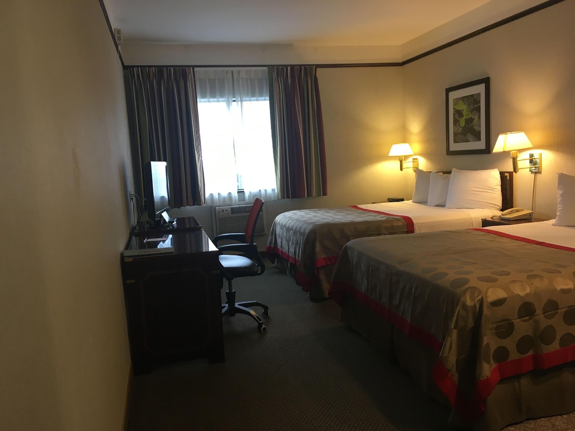 Ramada By Wyndham Airport 3*