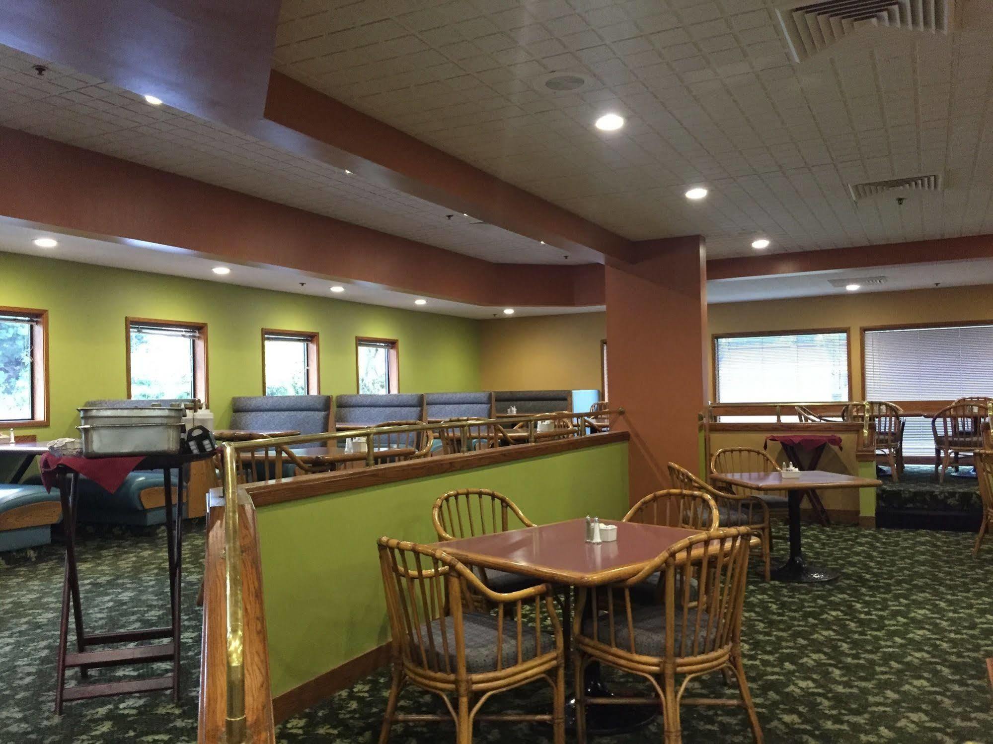 Ramada By Wyndham Airport Hotel 3*