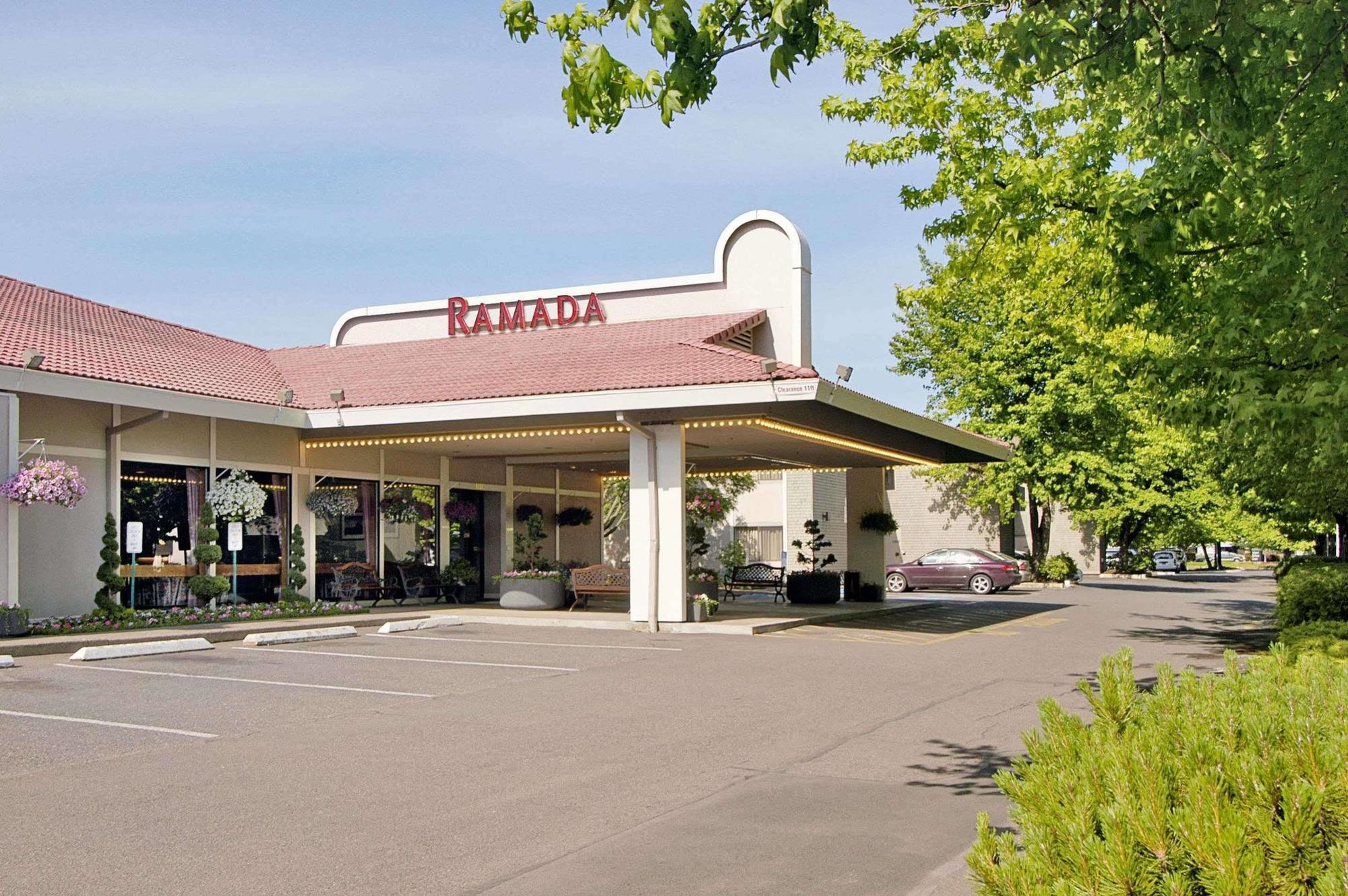 Ramada By Wyndham Airport Hotel 3*