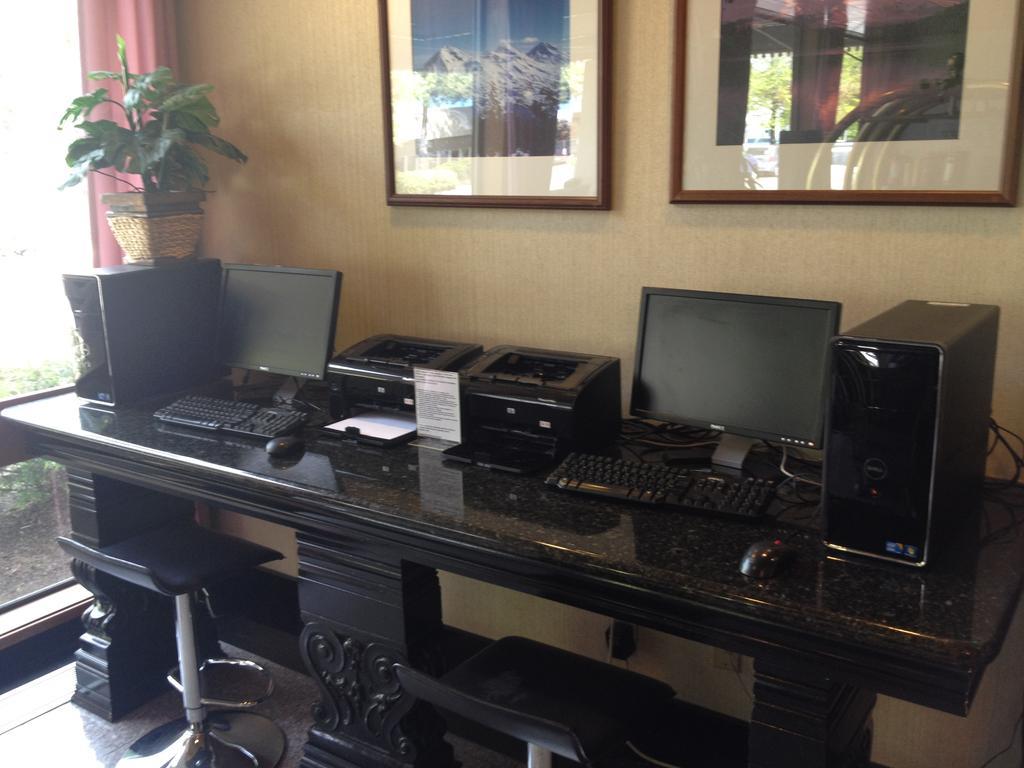 Ramada By Wyndham Airport 3*
